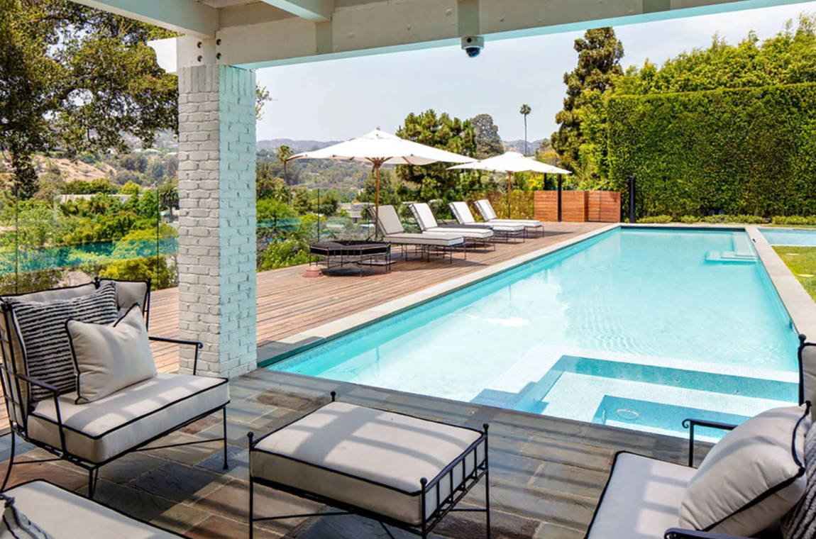 Así es la mansión que vende LeBron James. James cuenta con otras propiedades, como la mansión que adquirió el pasado año por 36,8 millones de dólares (30,4 millones de euros), propiedad en la que vivió Katharine Hepburn en sus años dorados, y otra vivienda en Brentwood por la que pagó 23 millones de dólares (19 millones de euros).