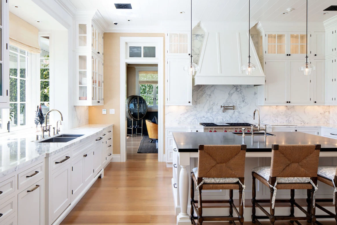 Así es la mansión que vende LeBron James. La cocina dispone de armarios en color blanco y encimeras de mármol, material que decora, también, parte de los frentes. Incluye electrodomésticos de alta gama y una isla con fregadero, barra de desayuno y espacio extra de almacenaje. Justo al lado de la cocina hay un área de desayuno semicircular.