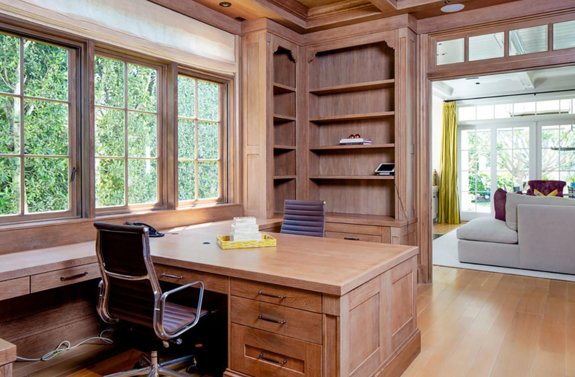 Así es la mansión que vende LeBron James. La vivienda de concepto abierto dispone, en la planta baja, de una oficina con estanterías de madera y puertas correderas de vidrio que se abren al patio. Toda la casa tiene amplios ventanales, muchos de ellos de suelo a techo, que permiten el paso de la luz y aportan calidez.