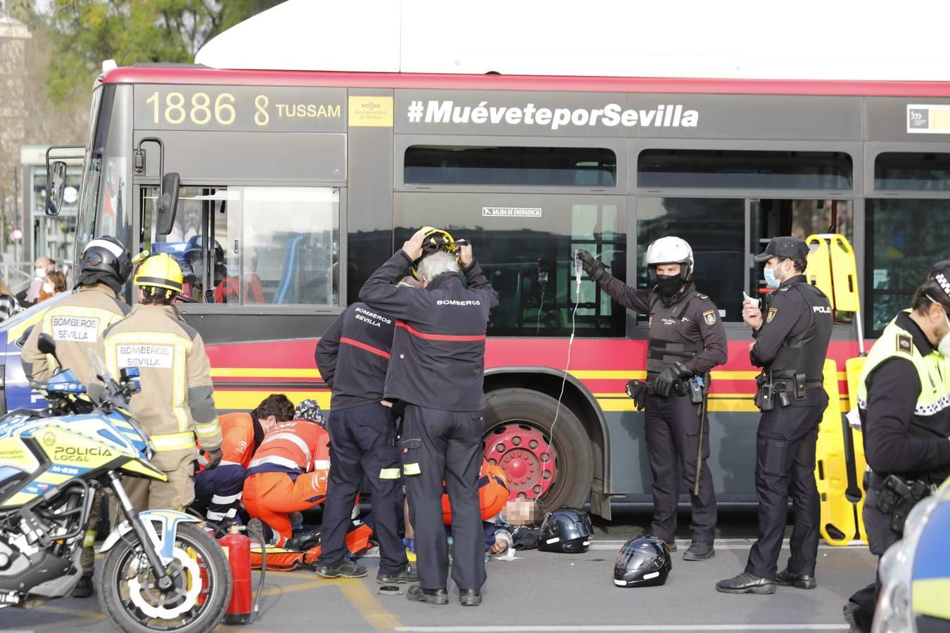 En imágenes, grave accidente de tráfico en el Paseo de las Delicias de Sevilla