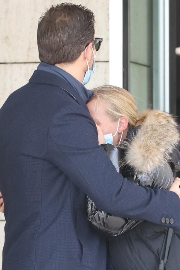 Cristina y Joan no pueden contener las lágrimas por la muerte de su hermano. 