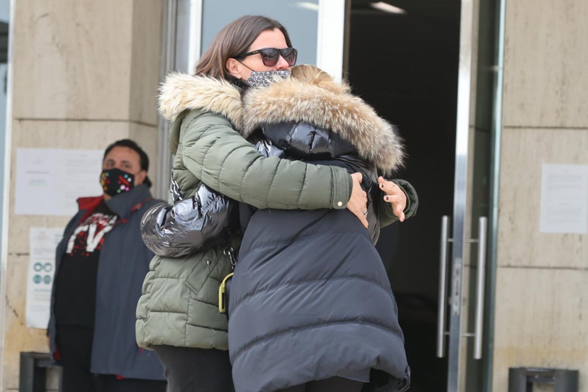 Su hermana Cristina se tapa la cara para evitar ser fotografiada en este momento tan doloroso para ella. 