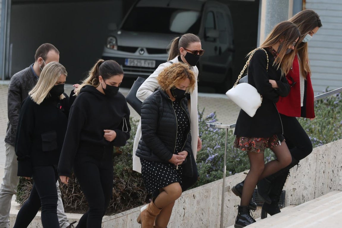 Laia, madre de Bruna, la hija del cantante, acude junto a su familia a despedir a su expareja y padre de la pequeña. 