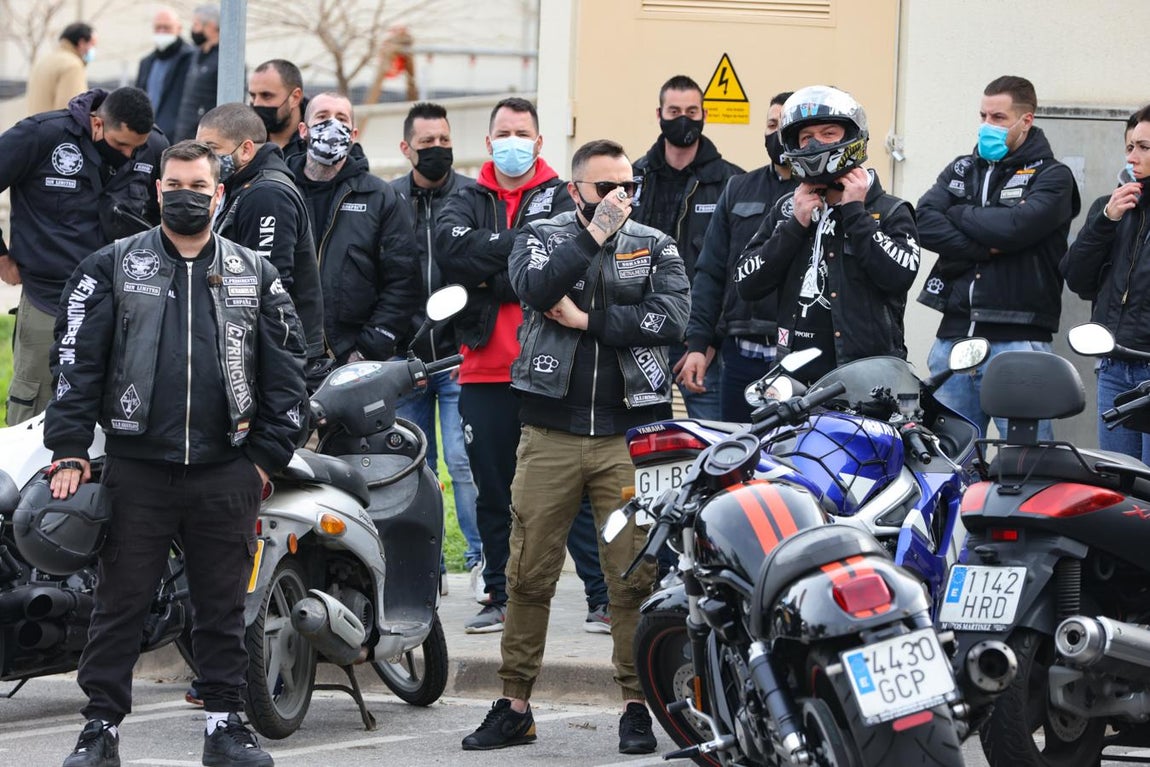 Algunos de los miembros del club de moteros al que pertenecía. 