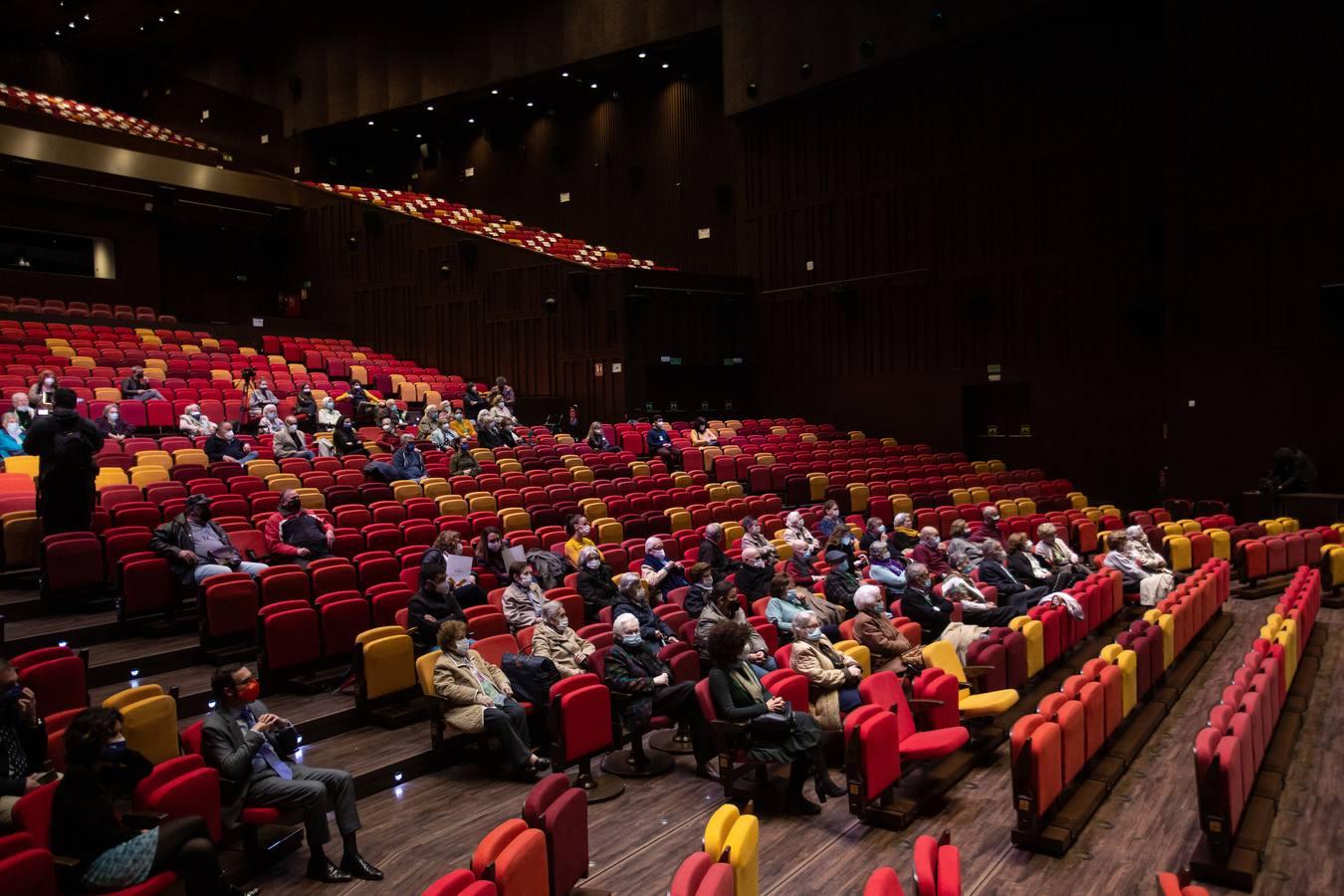 En imágenes, los mayores vuelven al teatro en Sevilla con la última obra de Los Compadres