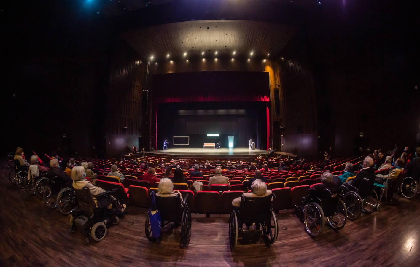 En imágenes, los mayores vuelven al teatro en Sevilla con la última obra de Los Compadres