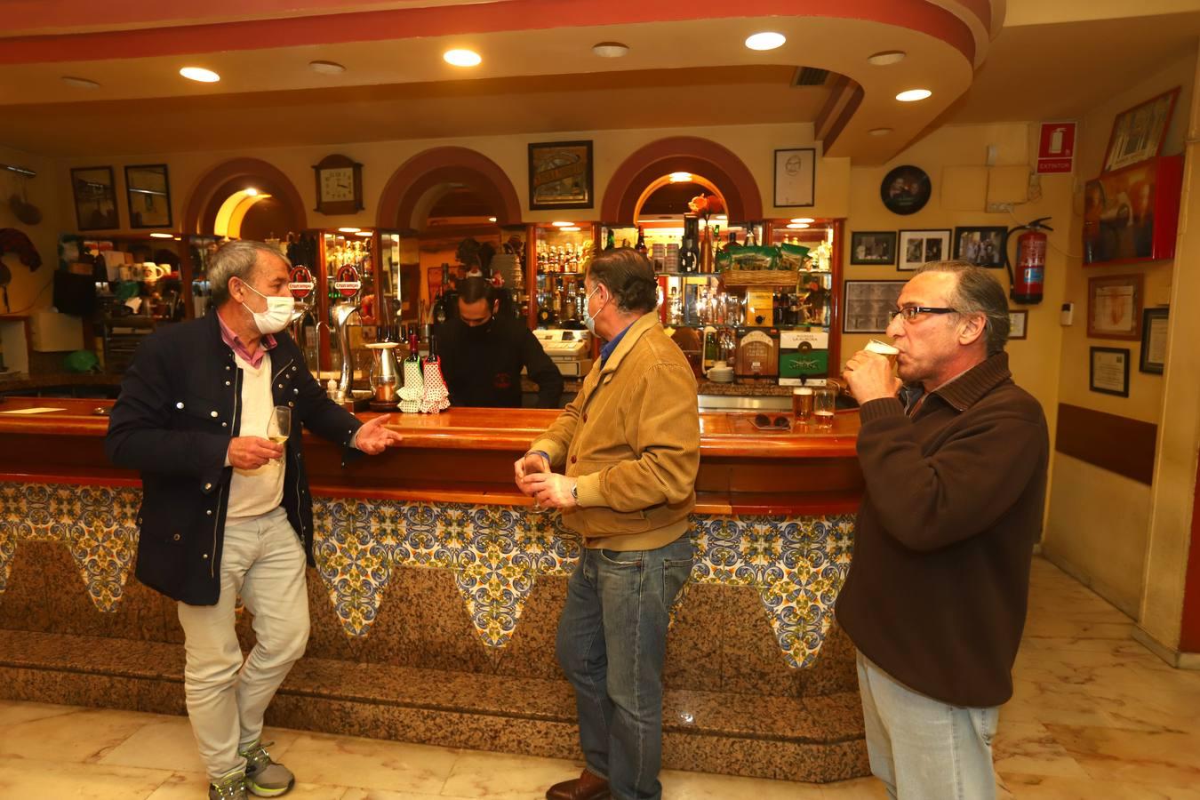 El día de la vuelta de las barras y nuevos horarios a los bares de Córdoba, en imágenes