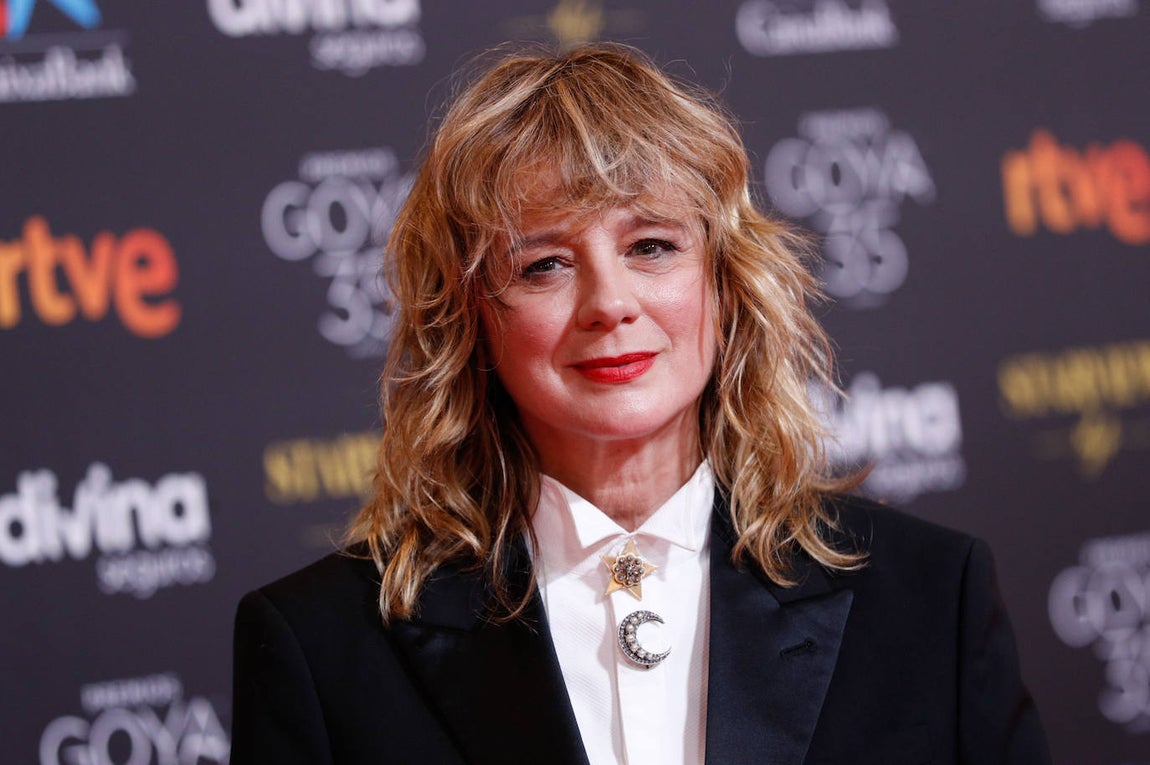 Emma Suárez en los Premios Goya 2021. La actriz Emma Suárez ha apostado por una melena shaggy con flequillo, un peinado tendencia y muy favorecedor. Su maquillaje ha sido elaborado por Junior Cedeño, maquillador internacional de Dior. Además de trabajar la piel con productos como Forever Skin Glow, Forever Skin Correct y Forever Cushion Powder para conseguir una tez natural pero radiante, ha resaltado los ojos con un suave ahumado y para los labios ha utilizado la barra de labios Rouge Dior nº999 en su nueva versión Velvet.