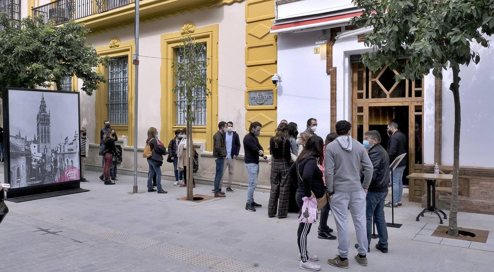 En imágenes, colas para ver los restos del hamán almohade descubiertos en el Bar Giralda