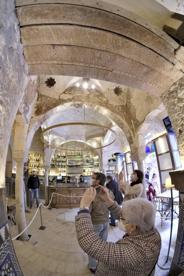 En imágenes, colas para ver los restos del hamán almohade descubiertos en el Bar Giralda