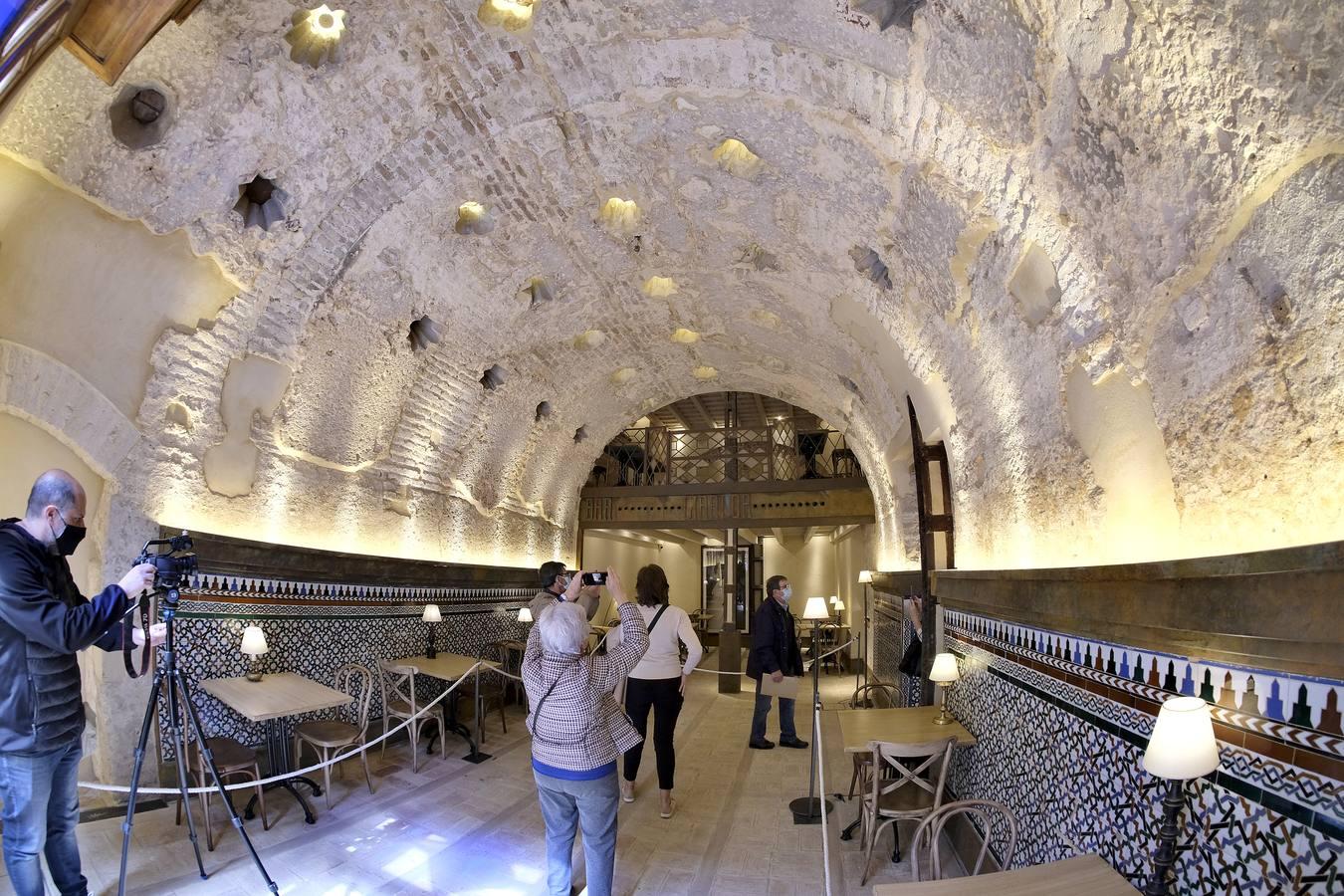 En imágenes, colas para ver los restos del hamán almohade descubiertos en el Bar Giralda