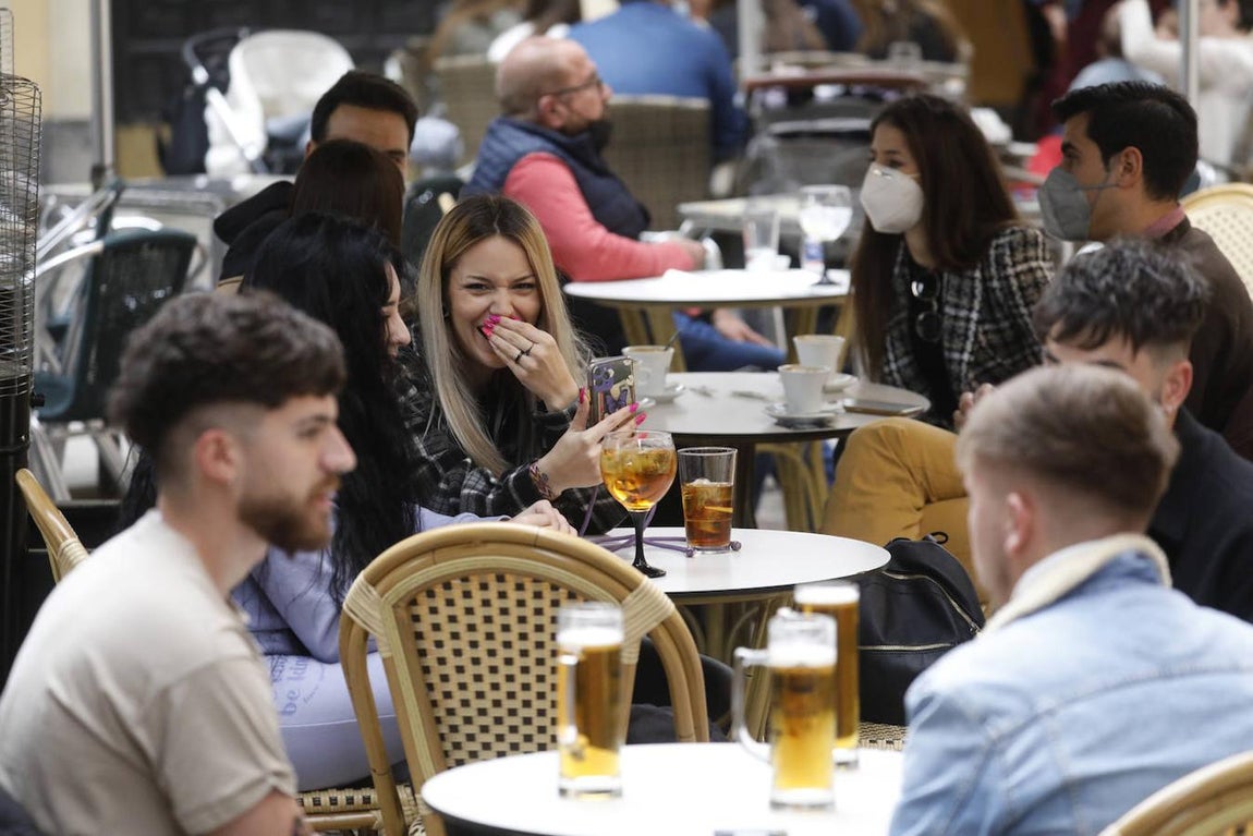 El primer sábado con comercios y bares abiertos hasta la 21:30 en Córdoba, en imágenes