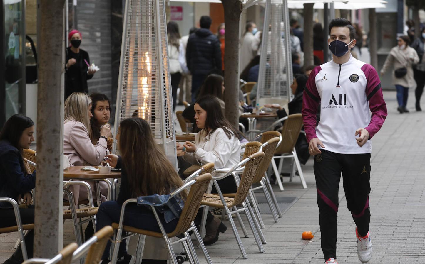 El primer sábado con comercios y bares abiertos hasta la 21:30 en Córdoba, en imágenes