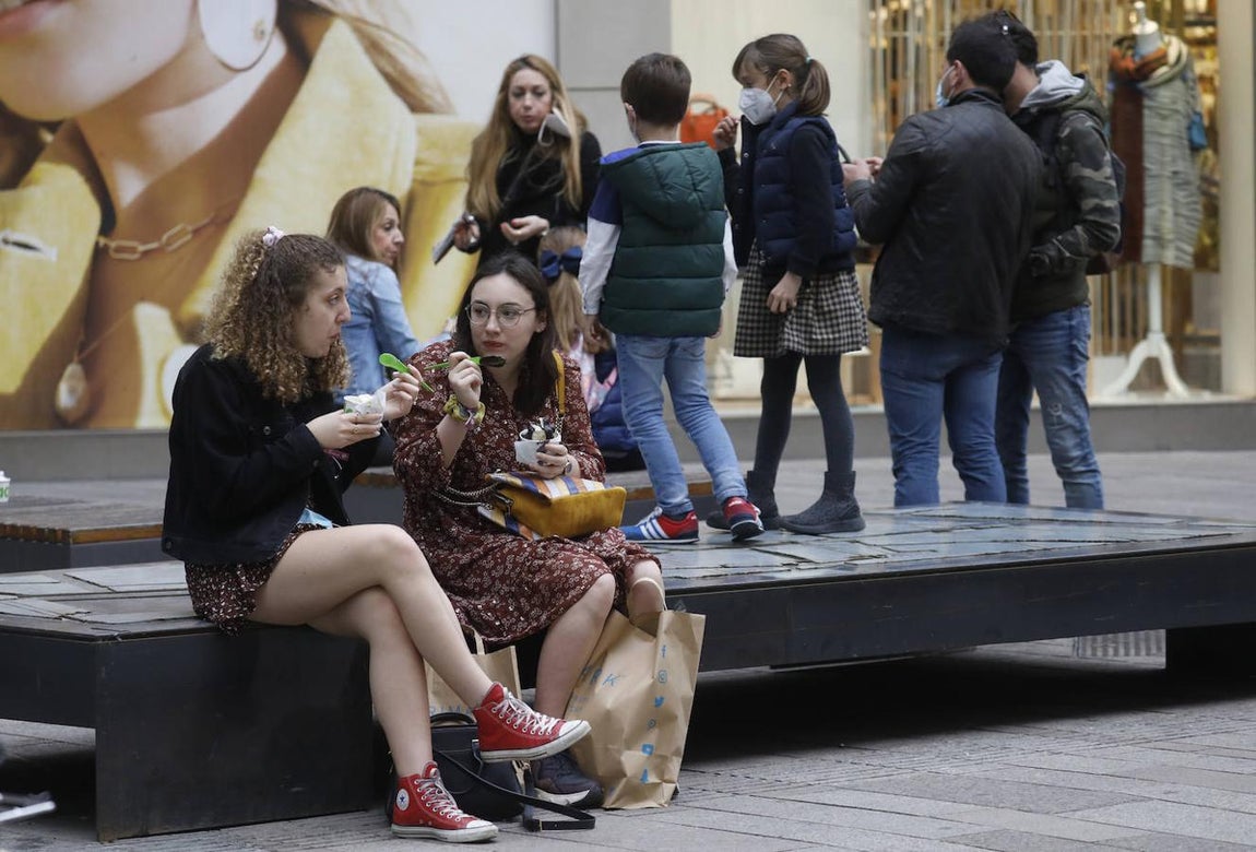 El primer sábado con comercios y bares abiertos hasta la 21:30 en Córdoba, en imágenes