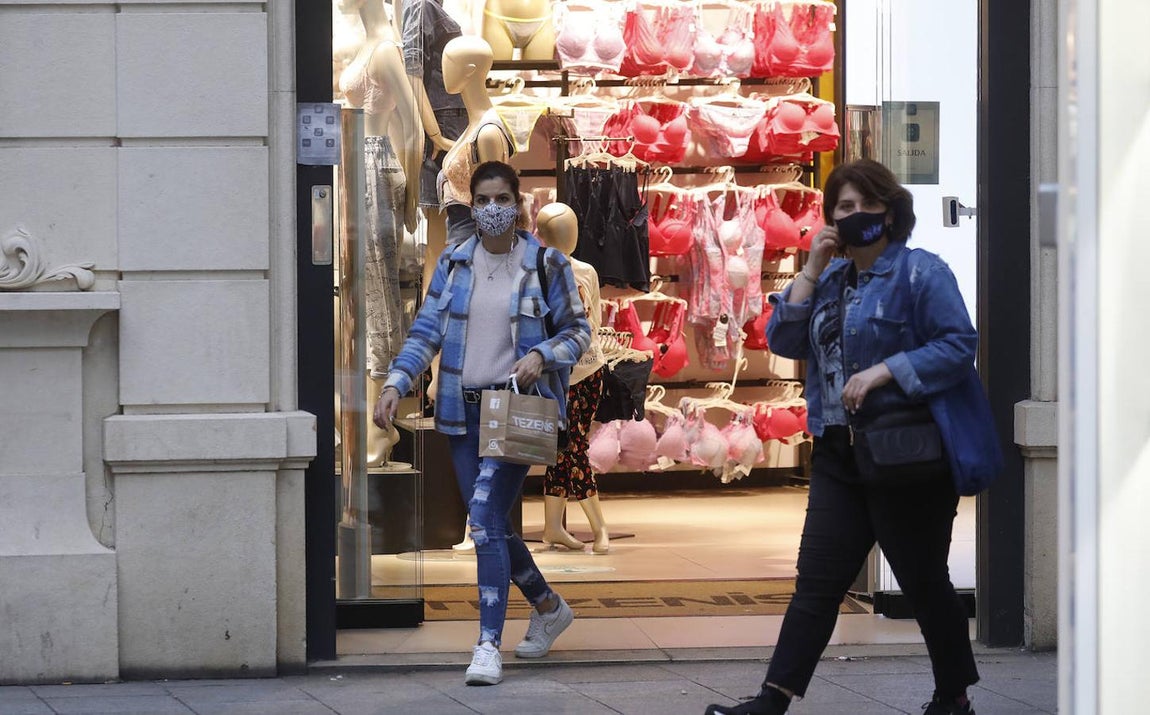 El primer sábado con comercios y bares abiertos hasta la 21:30 en Córdoba, en imágenes