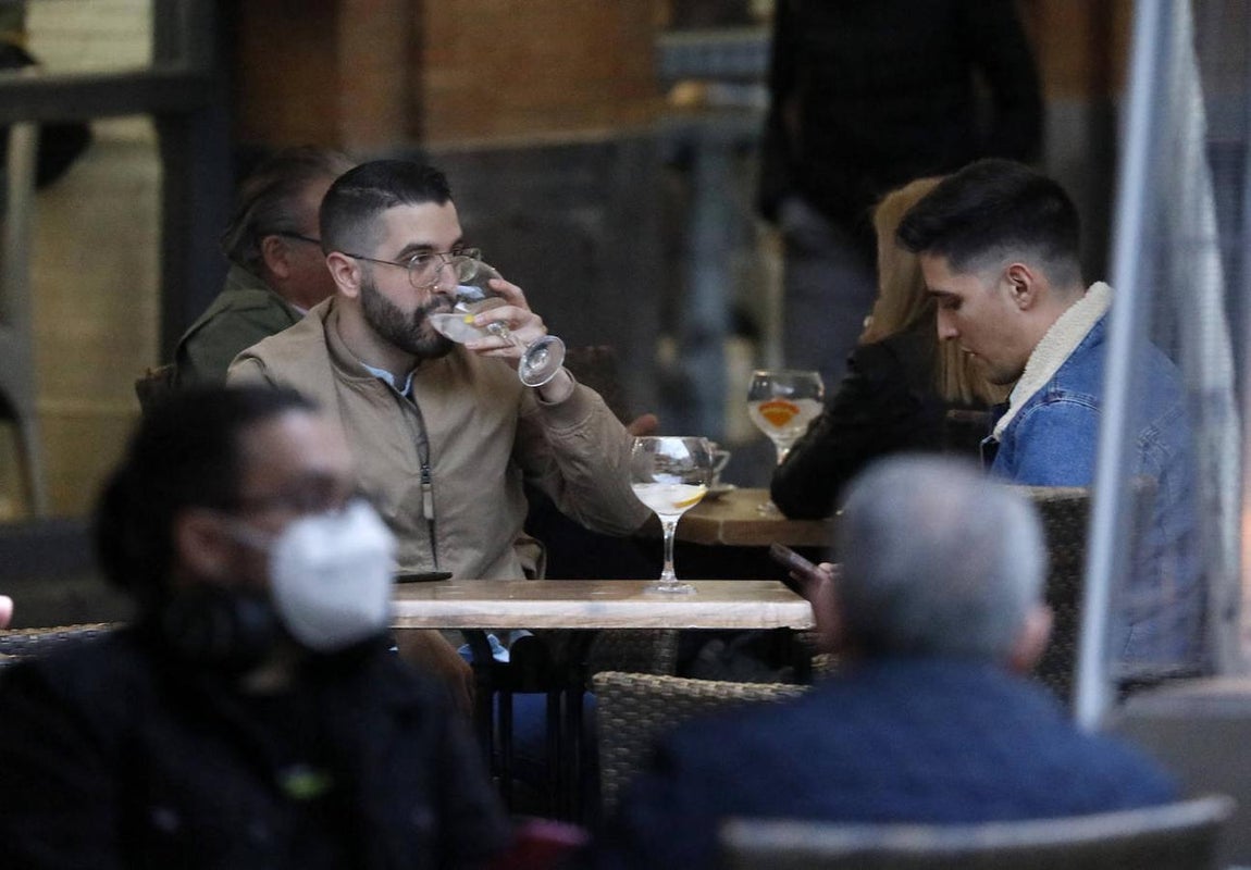 El primer sábado con comercios y bares abiertos hasta la 21:30 en Córdoba, en imágenes