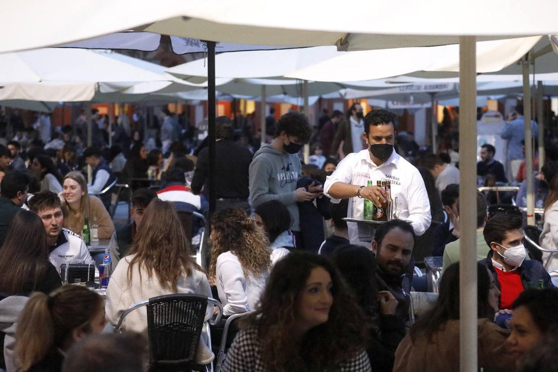 El primer sábado con comercios y bares abiertos hasta la 21:30 en Córdoba, en imágenes