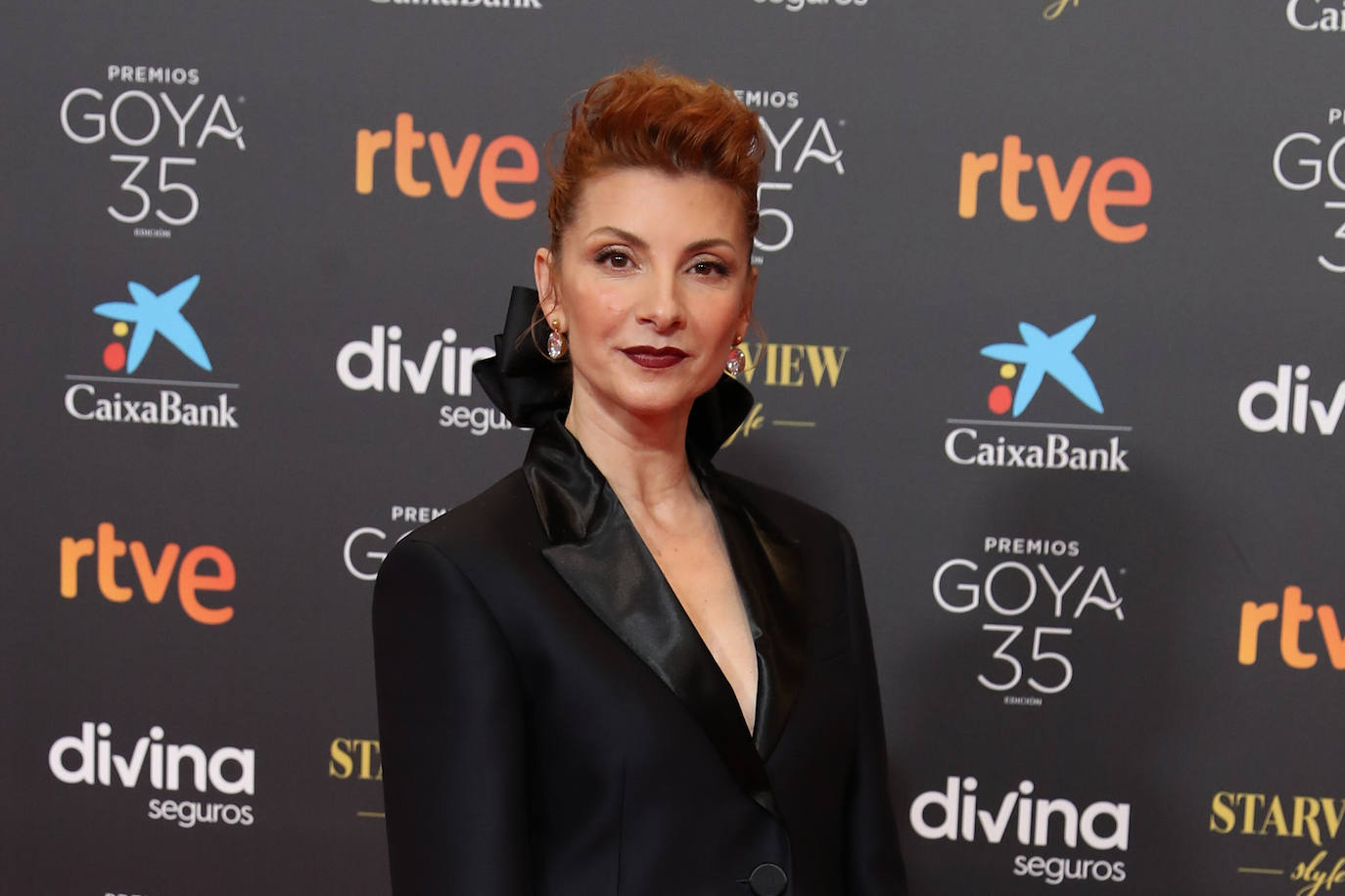 Najwa Nimri en los Premios Goya 2021. Una de las actrices que más ha arriesgado en la noche del cine española ha sido Najwa Nimri que ha lucido un original peinado, un french twist creado por la estilista Raquel Álvarez, encargada de X Artist Management con productos de Goldwell como los texturizadores de la línea Creative Texture y de la línea Ultra Volume. En cuanto al maquillaje, Najwa Nimri ha sido de las pocas que ha apostado por dar protagonismo a los labios con un look sofisticado y elegante con el labial Rouge Allure Velvet Le Lion de Chanel, con acabado mate. Raquel Álvarez ha sido la maquilladora encargada de crear el look beauty con productos de Chanel.