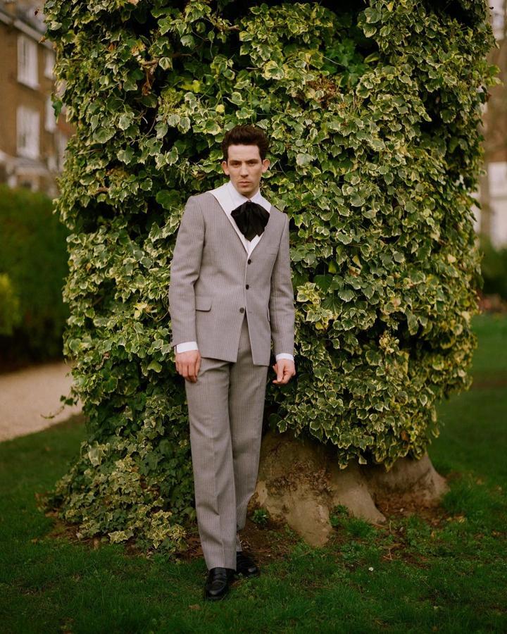 Josh O’Connor – Los mejores looks masculinos de los Critics’ Choice Awards 2021. El actor de ‘The Crown’, <a href="https://www.abc.es/summum/estilo/moda/abci-globos-2021-mejores-looks-gala-mas-atipica-globos-2021-202103011310_noticia.html" target="_blank">igual que hizo en los Globos de Oro,</a> volvió a apostar por Loewe con un traje gris confeccionado en exclusiva para la gala con solapas invertidas en color blanco. Remató su elección con un pañuelo negro de seda.