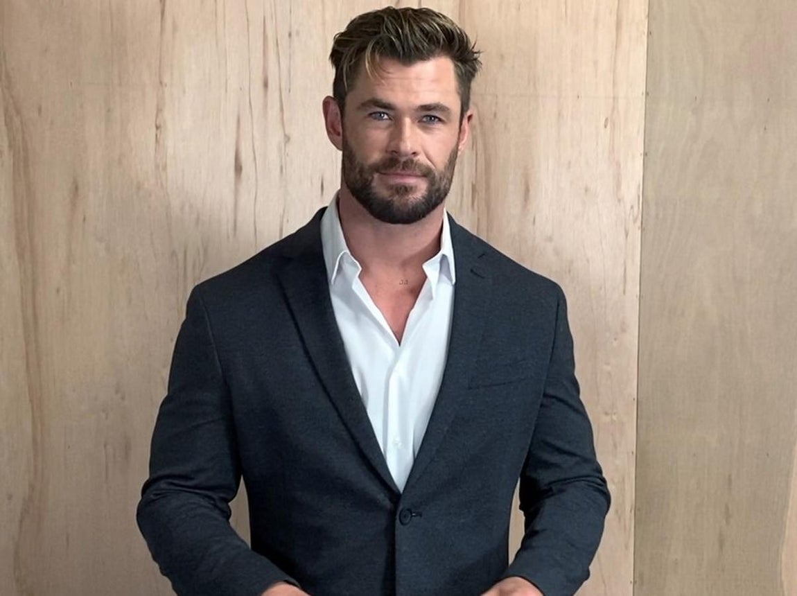 Chris Hemsworth – Los mejores looks masculinos de los Critics’ Choice Awards 2021. El australiano fue uno de los presentadores de la gala y aunque lució un traje sencillo de Hugo Boss, supo hacerlo suyo al no añadir ni corbata ni pajarita.