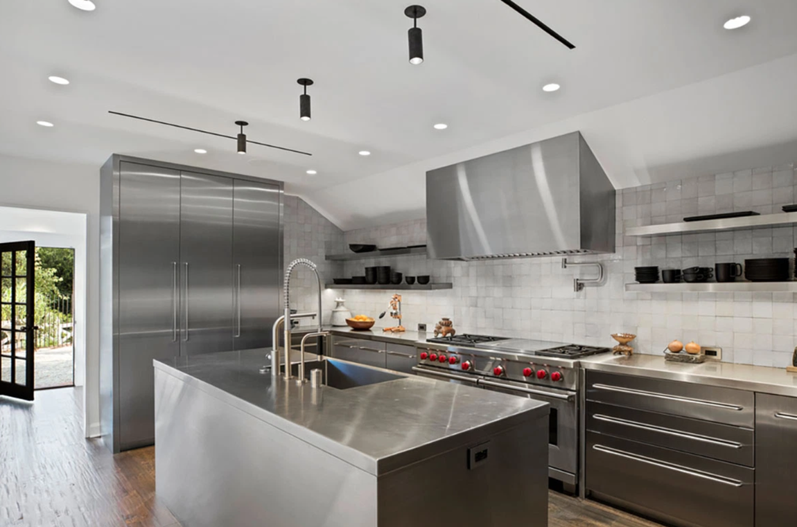 Así es la propiedad que vende Ellen DeGeneres. La vivienda incluye una segunda cocina independiente para el servicio, con gabinetes en acero inoxidable y azulejos blancos.