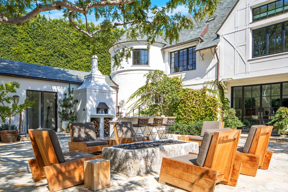 Así es la propiedad que vende Ellen DeGeneres. La zona exterior es pura maravilla. Incluye una cocina al aire libre con horno de pizza, un área de descanso con fogata, una zona de comedor resguardada por grandes árboles, una piscina ovalada y solárium.