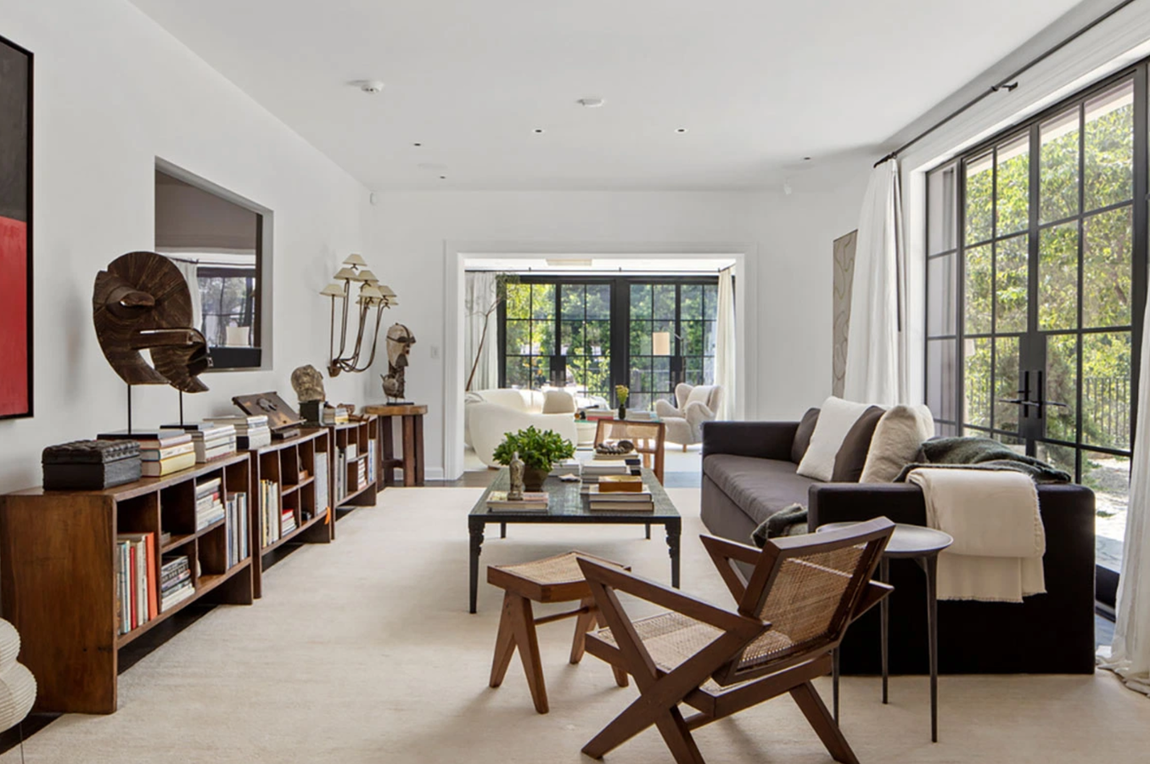 Así es la propiedad que vende Ellen DeGeneres. Fue hace dos años cuando la presentadora le compró la lujosa vivienda al líder de Maroon 5, Adam Levine, por 42,5 millones de dólares (35,6 millones de euros). De venderla en el actual precio, el beneficio ascendería a más de 10 millones de dólares, eso sí, sin tener en cuenta el dinero que invirtieron en reformarla y redecorarla.