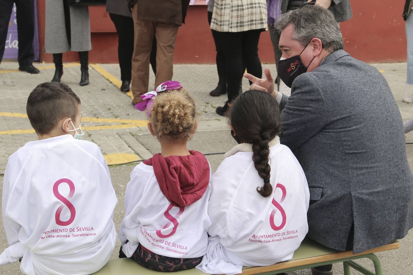 Juan Espadas, en la celebración del Día de la Mujer en el CEIP Menéndez Pidal