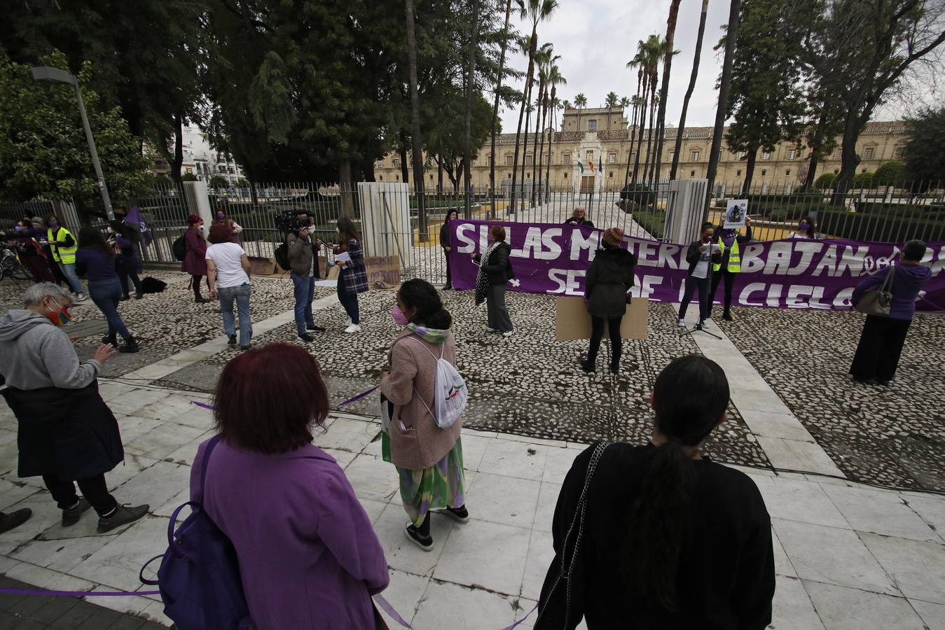 Manifestación por el 8M a las puertas del Parlamento andaluz