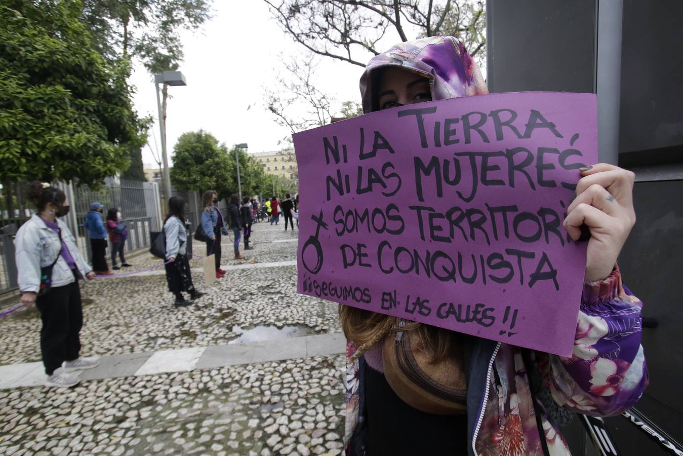 Manifestación por el 8M a las puertas del Parlamento andaluz