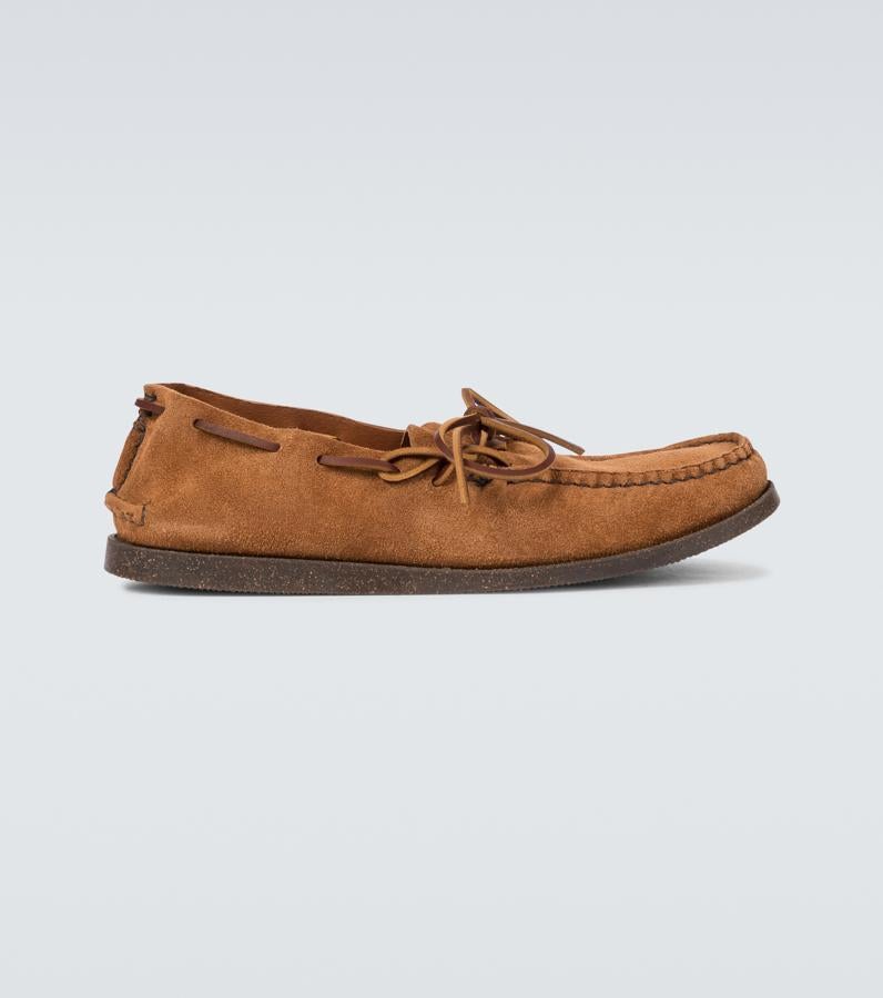 Mocasines artesanales, de Yuketen. El entretiempo es sinónimo de mocasines, y este diseño confeccionado de manera artesanal con dos piezas de ante es perfecto para quien busca un look genuino. Además, se encuentran cosidos a mano para brindar un mayor moldeado y están terminados con un ajuste funcional de cordones de piel de 360°. Precio: 327€.