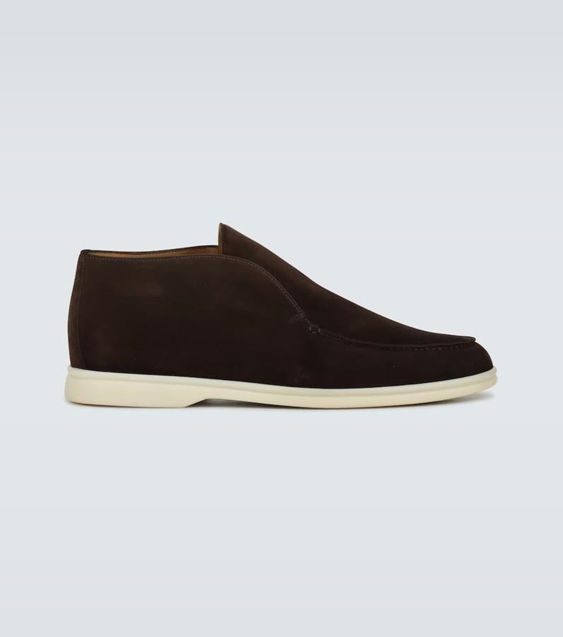 Botines de ante, de Loro Piana. Un modelo de corte clásico en marrón chocolate confeccionado en ante repelente al agua y terminado con suelas de goma, perfectos tanto para el uso formal como informal. Precio: 760€.