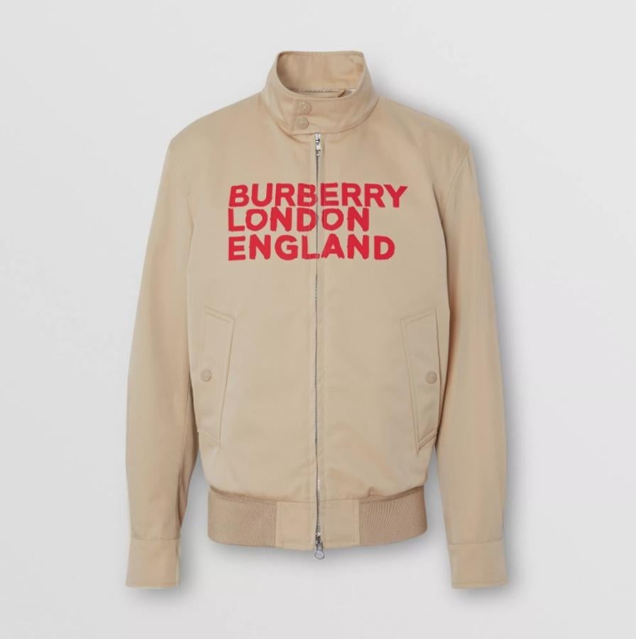 Chaqueta tipo Harrington en algodón con estampados Love y de logotipo, de Burberry. La firma ha reinventado una de sus chaquetas más icónicas con un print en rojo que le confiere un aire más fresco y juvenil. Su tejido acolchado es perfecto para el entretiempo y al ser en color beige combina tanto con los cálidos como con los tonos fríos. Precio: 1.250€.