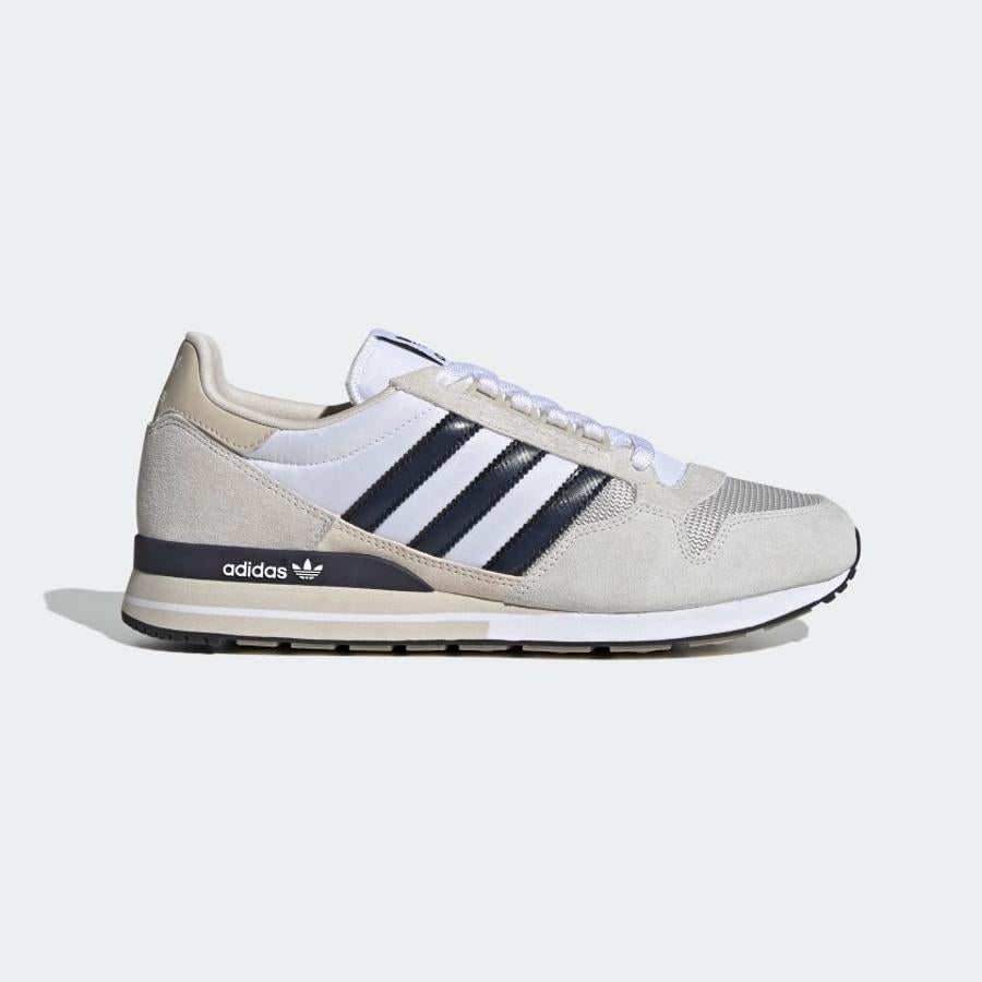 Zapatillas ZX 500, de Adidas. Desde su lanzamiento en 1984, este modelo ha gozado de éxito a nivel internacional. Cada temporada se presentan en nuevos colores, y de cara a la primavera nada como los neutros para sacarles el máximo partido. Su ligereza y sencillez permiten lucirlas a cualquier hora del día. Precio: 100€.