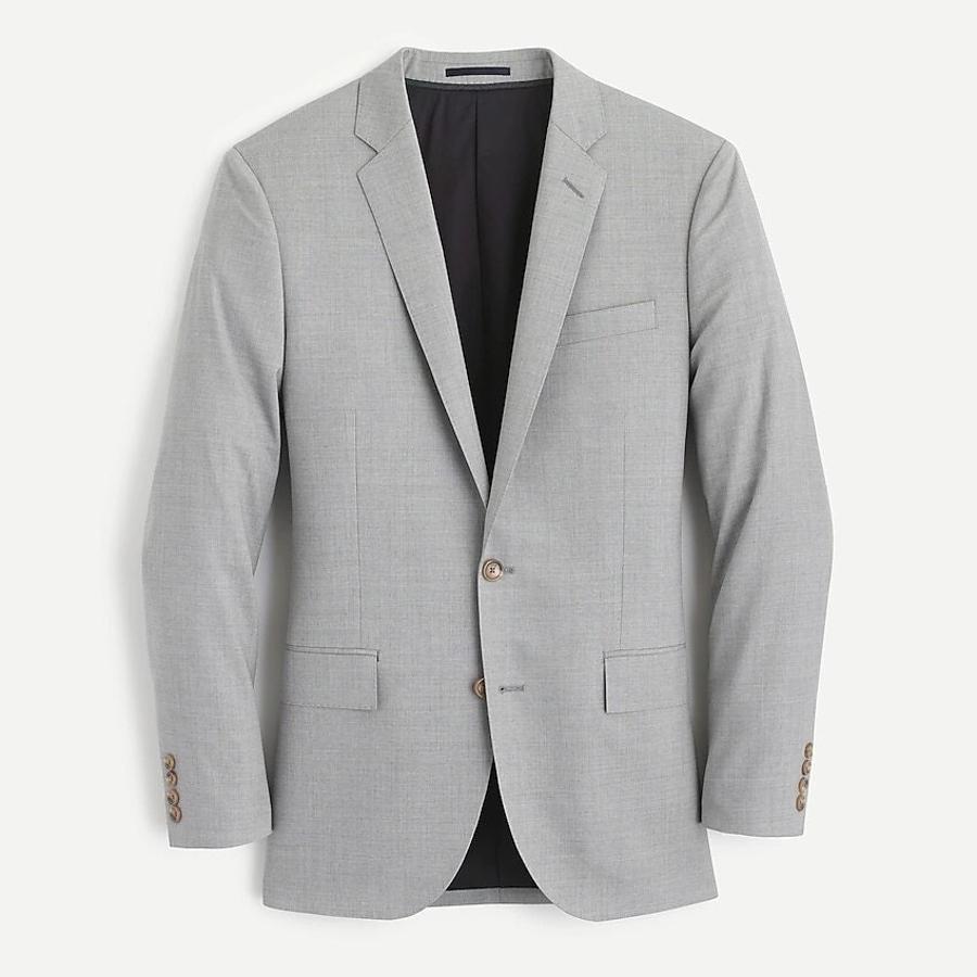 Americana slim fit en lana italiana, de J. Crew. Su diseño quizás te suene, y es que es la favorita del príncipe Harry, que ha lucido en múltiples ocasiones, la última en la entrevista con Oprah Winfrey. Capaz de refinar hasta los estilismos más sencillos. Precio: 508,30€.
