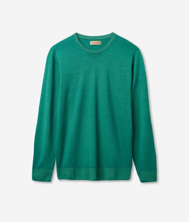 Jersey de cuello redondo de cashmere ultraligero, de Falconeri. El tejido icónico tejido Falconeri, el cashmere ultraligero, sube de nivel el estilo básico de esta prenda que se presenta en un tono verde esmeralda para hacerse con el protagonismo del look. Precio: 227€.