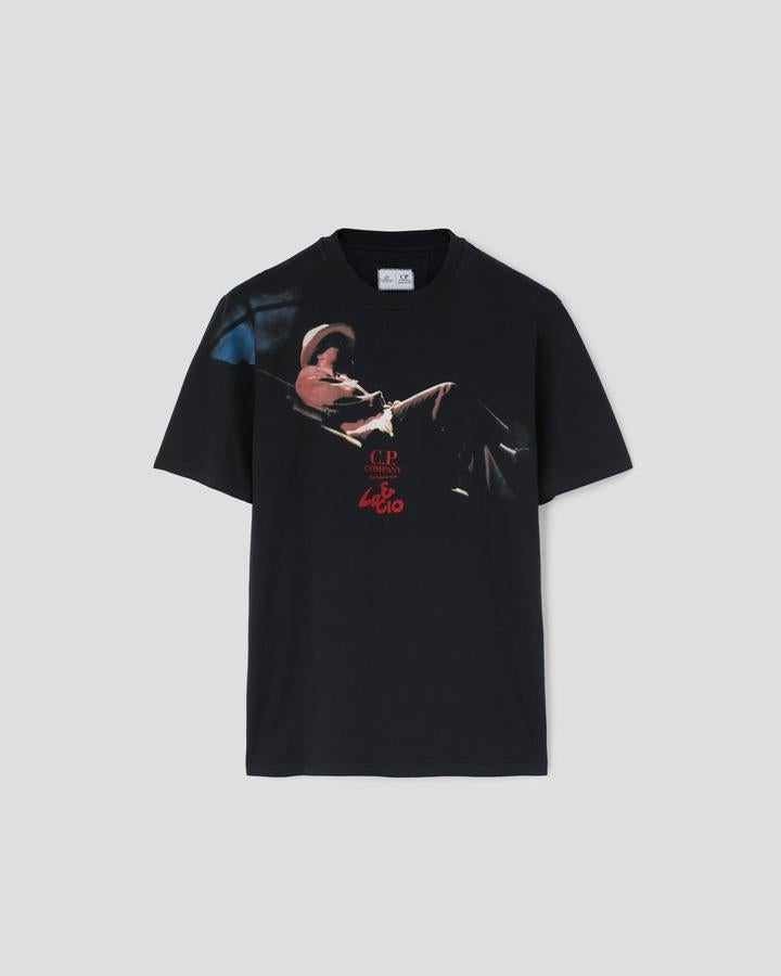 Camiseta vintage con homenaje a Lucio Dalla, de CP Company. El cantante italiano ha servido de inspiración para crear una colección cápsula de 5 camisetas ideales para lucir con jeans. Este modelo en particular resulta muy favorecedor tanto con una cazadora denim como una americana en función del resultado que se busque. Precio: C.P.V.
