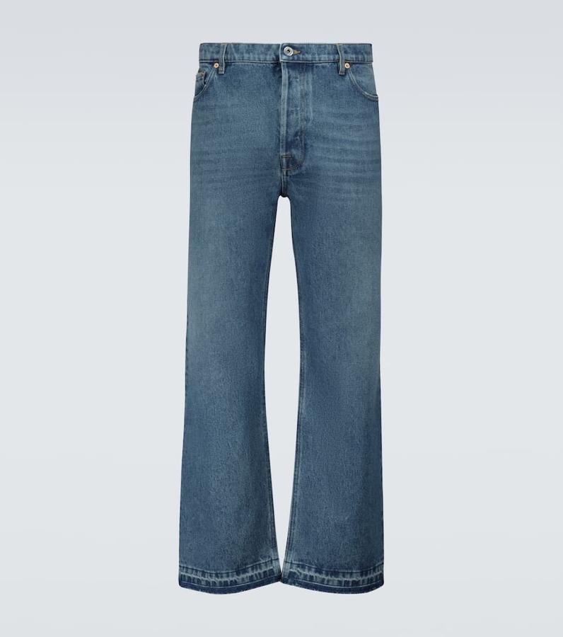 Vaqueros rectos high waist, de Valentino. Estos jeans de dos tonos poseen un corte recto y un diseño clásico de cinco bolsillos, muy adecuados para los que buscan alargar las piernas y estilizar la silueta. Precio: 890€.