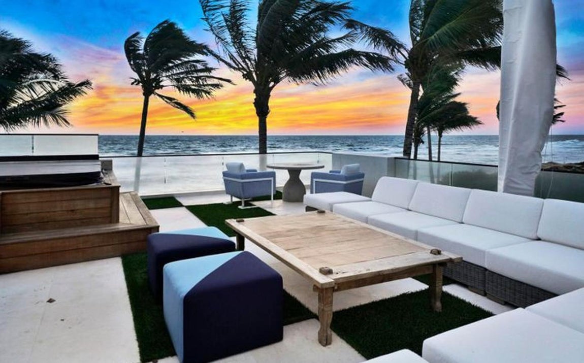 Así es la mansión más cara de Florida. La casa destila vanguardismo y posee un tamaño perfecto para convertirla en una primera residencia, al poseer 9 dormitorios, 12 baños y otros 7 aseos.