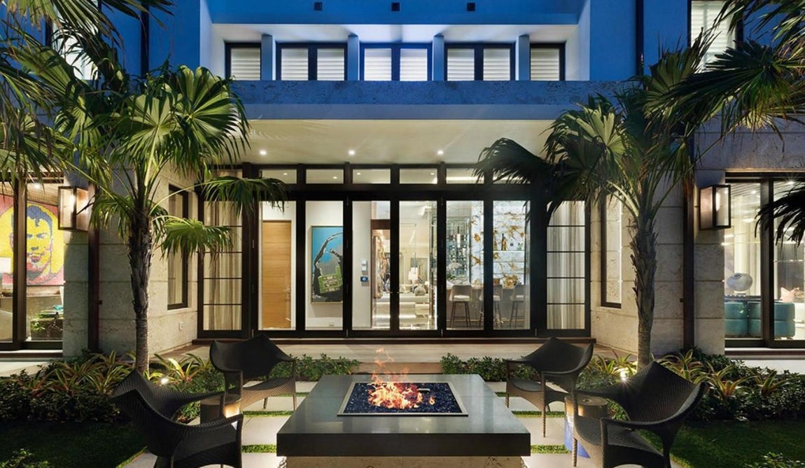 Así es la mansión más cara de Florida. Además, también incluye una casa de invitados que se comunica con la principal a través de un patio interior.