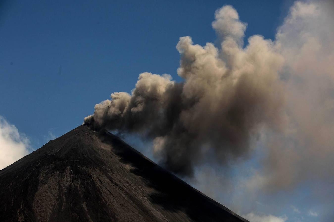 La ceniza que lanzó el cono en su erupción del miércoles llegó a una distancia de 180 kilómetros al oeste de su ubicación. 