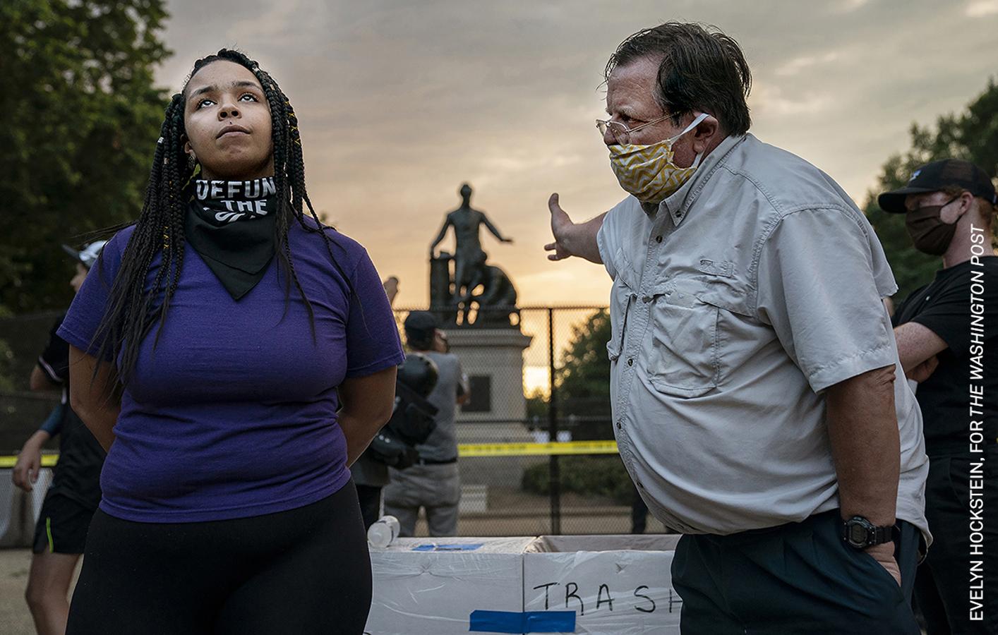 (Imagen nominada a 'Mejor fotografía del año') Anais, de 26 años, discute sobre la eliminación del Monumento a la Emancipación con un hombre que desea conservarlo. En Lincoln Park, Washington, en el marco de las protestas impulsadas por el movimiento 'Black Lives Matter'. 