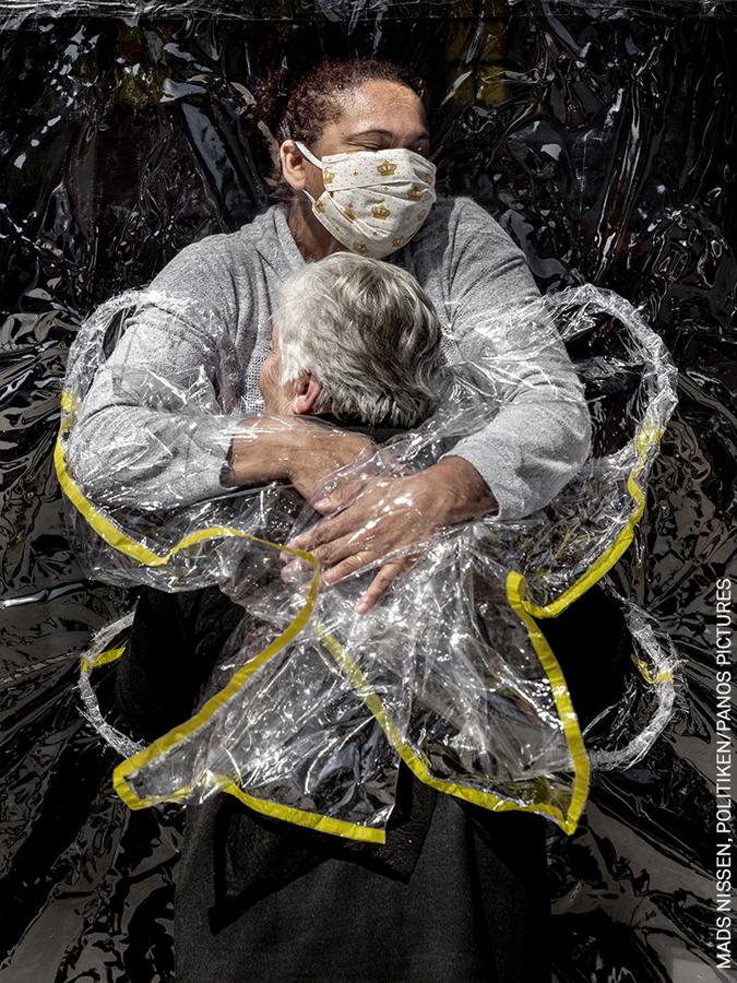 (Imagen nominada a 'Mejor fotografía del año') Rosa Luzia Lunardi, de 85 años, es abrazada por la enfermera Adriana Silva da Costa Souza, en la residencia Viva Bem, São Paulo, Brasil.. 