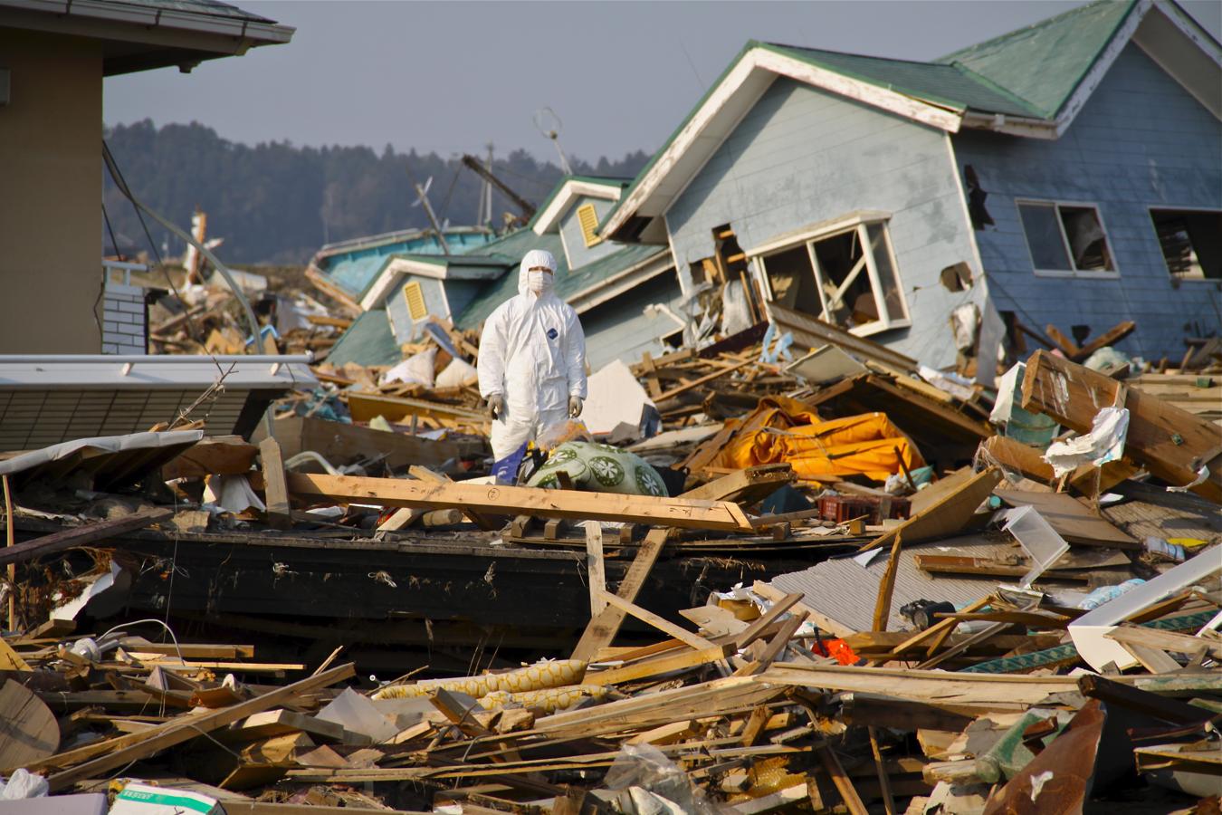 Con una altura de 17 metros, el tsunami inundó la central nuclear de Fukushima 1, donde se fundieron tres de sus reactores al fallar sus sistemas de refrigeración por falta de electricidad. Las 80.000 personas que vivían alrededor tuvieron que ser evacuadas por las radiactividad y muchos no han podido volver todavía a sus hogares. 