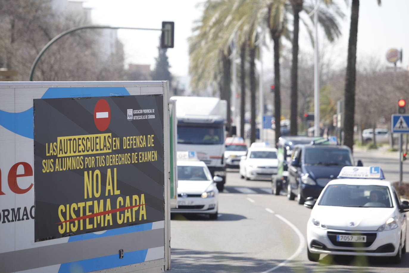 La protesta de las autoescuelas en Córdoba, en imágenes