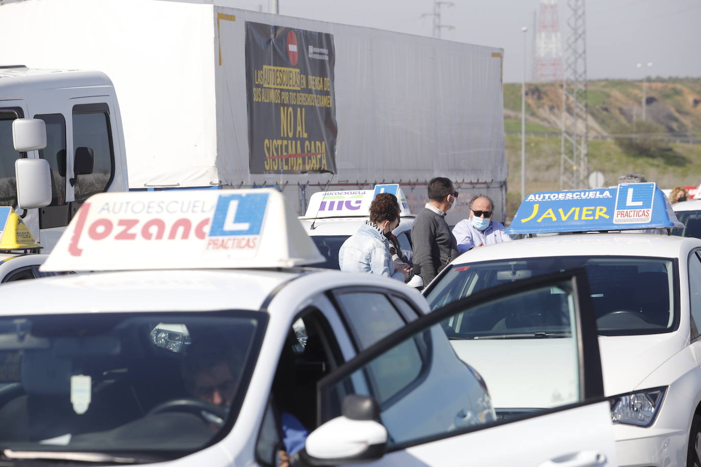 La protesta de las autoescuelas en Córdoba, en imágenes