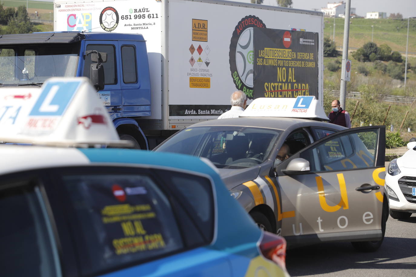 La protesta de las autoescuelas en Córdoba, en imágenes