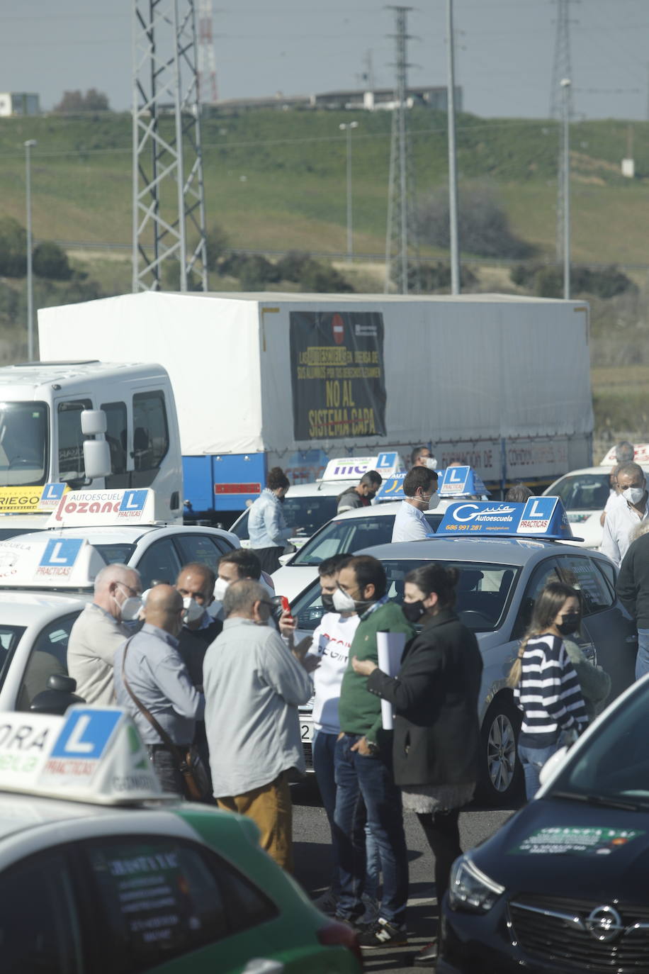 La protesta de las autoescuelas en Córdoba, en imágenes