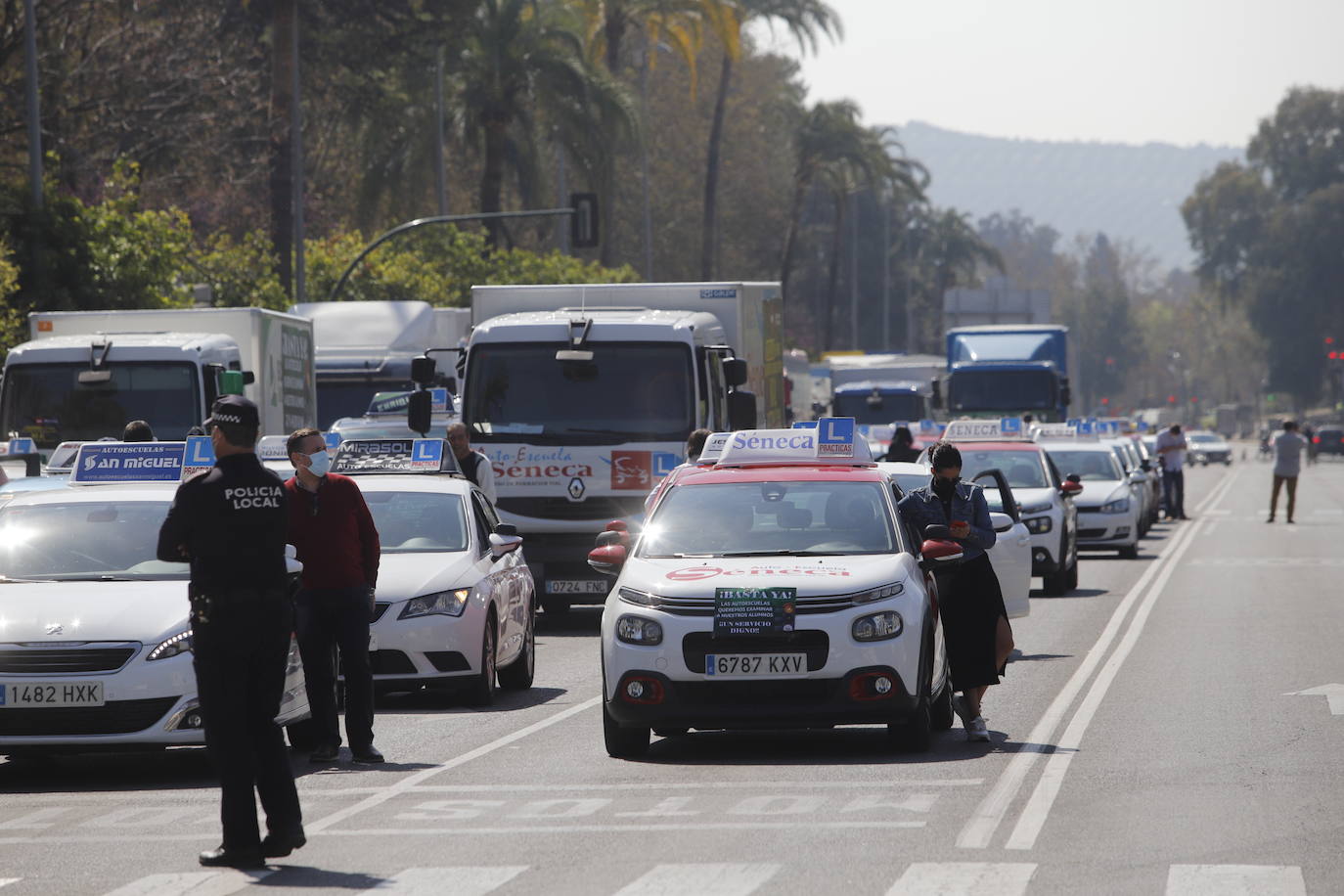 La protesta de las autoescuelas en Córdoba, en imágenes