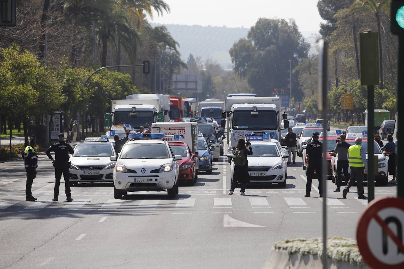 La protesta de las autoescuelas en Córdoba, en imágenes